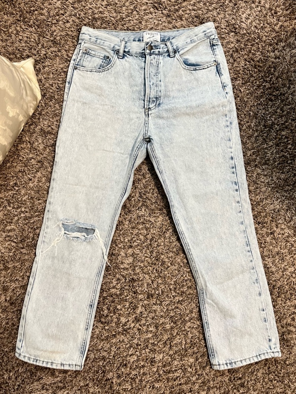 Light Wash Cropped Women's Jeans with Knee Rip - TWELVE